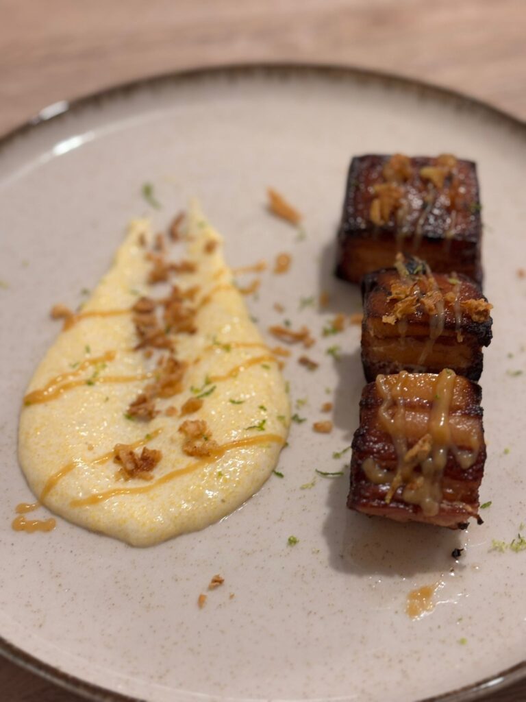 Assiette de viande grillée en cubes avec purée onctueuse et sauce caramélisée