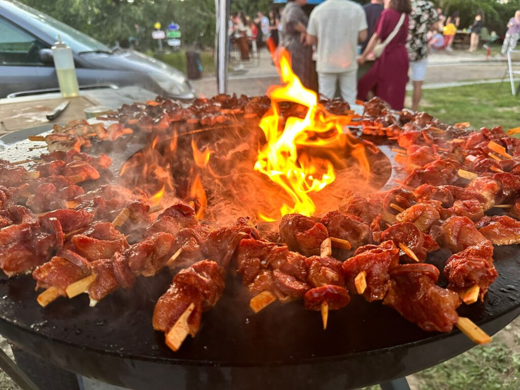 Brochettes de viande grillées autour d'un feu vif en extérieur