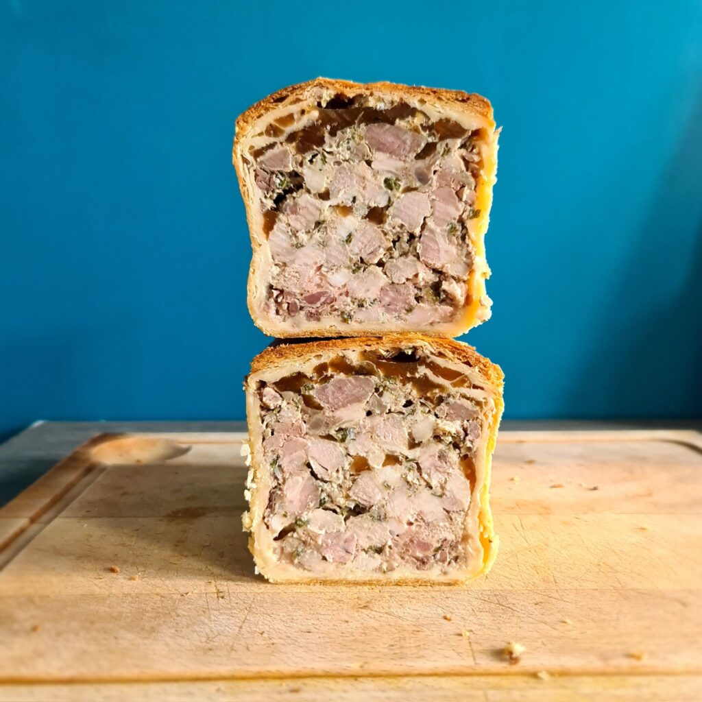 Tranches de pâté en croûte sur planche à découper avec fond bleu
