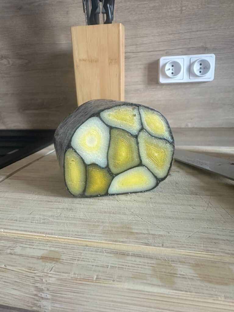 Tranche de morille noire posée sur une planche à découper en bois dans une cuisine