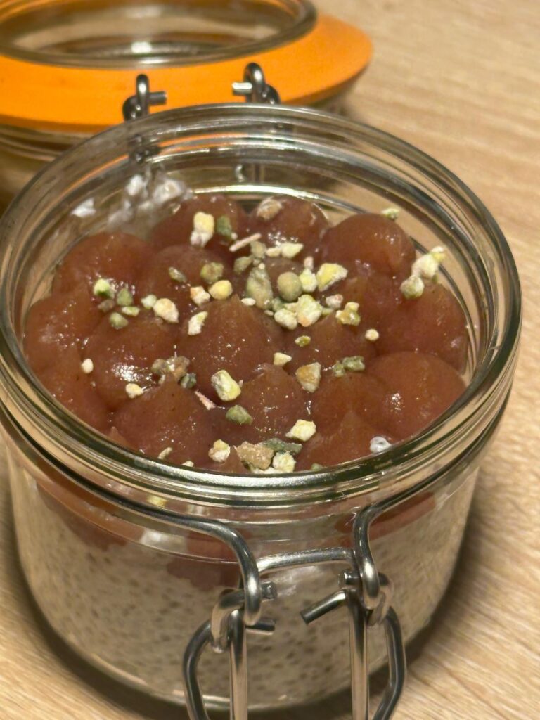 Dessert en verrine avec pudding de chia et compote de fruits agrémentée de pistaches