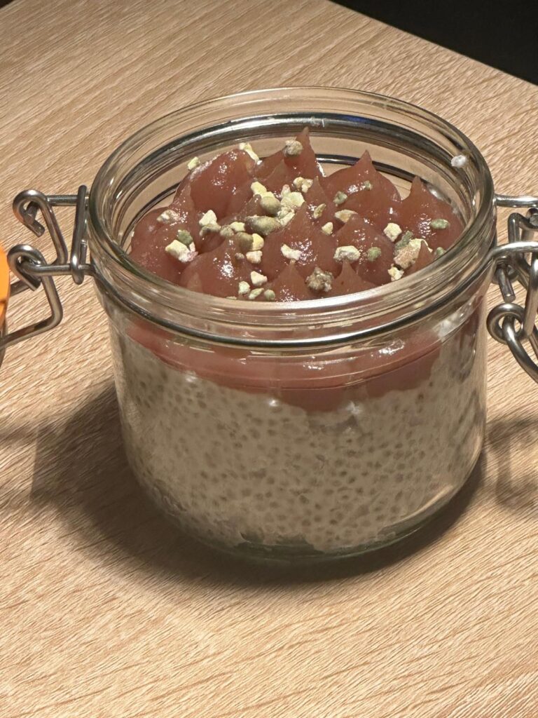 Dessert en verrine avec graines de chia et purée rouge croquante