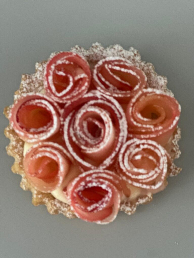 Tartelette aux roses de fruits saupoudrée de sucre glace, dessert raffiné